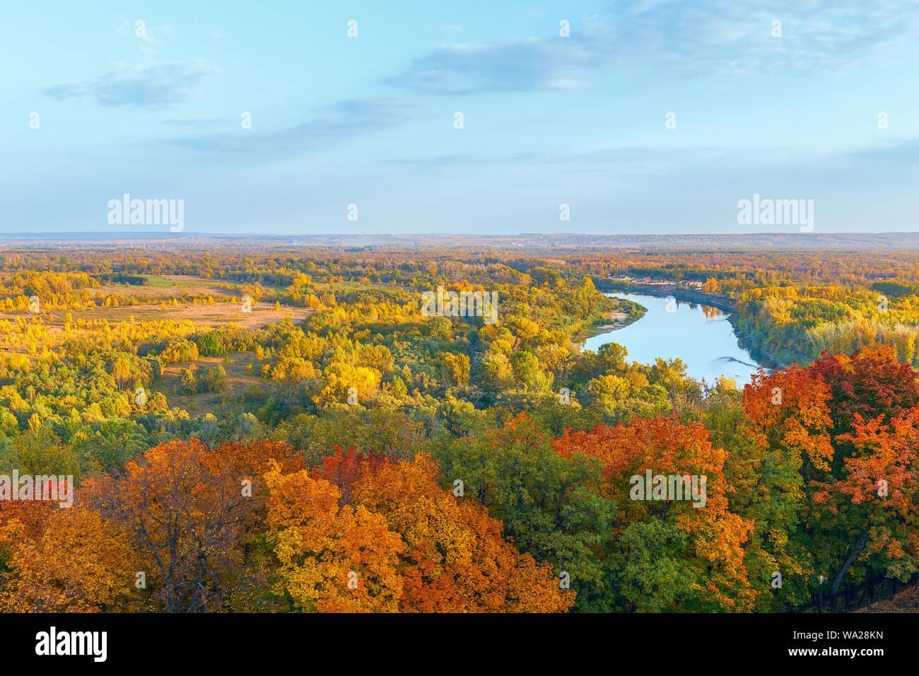 Couleurs d'automne de la vallée de la rivière Oufa dans la ville d'Ufa. Bashkortostan. La Russie Banque D'Images Couleurs d'automne de la vallée de la rivière Oufa dans la ville d'Ufa. Bashkortostan. La Russie Banque D'Images