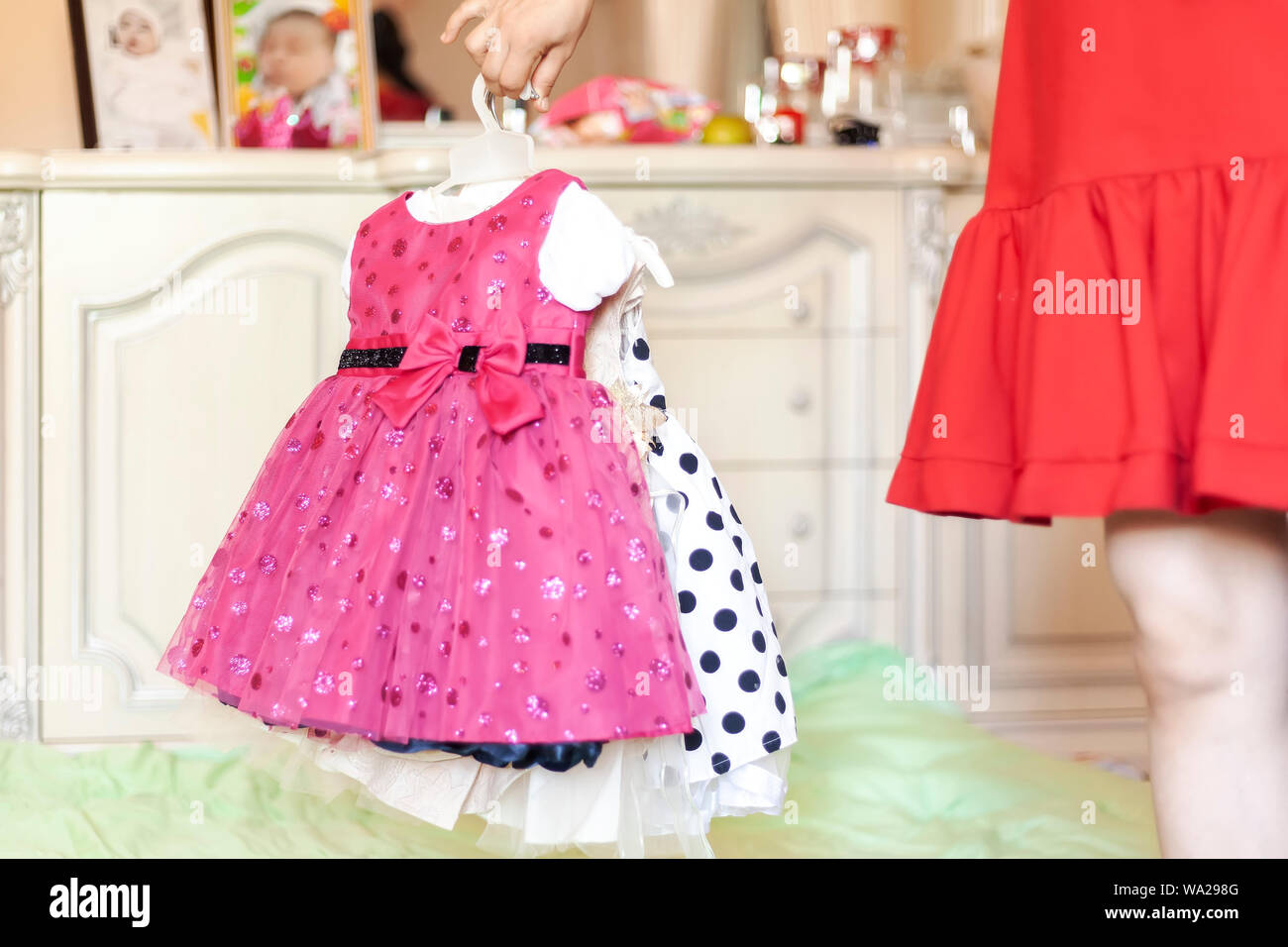 Femme Tenant Sa Fille De Nouvelles Robes Jeune Mere Se Preparer Sa Petite Fille Robe D Anniversaire Photo Stock Alamy