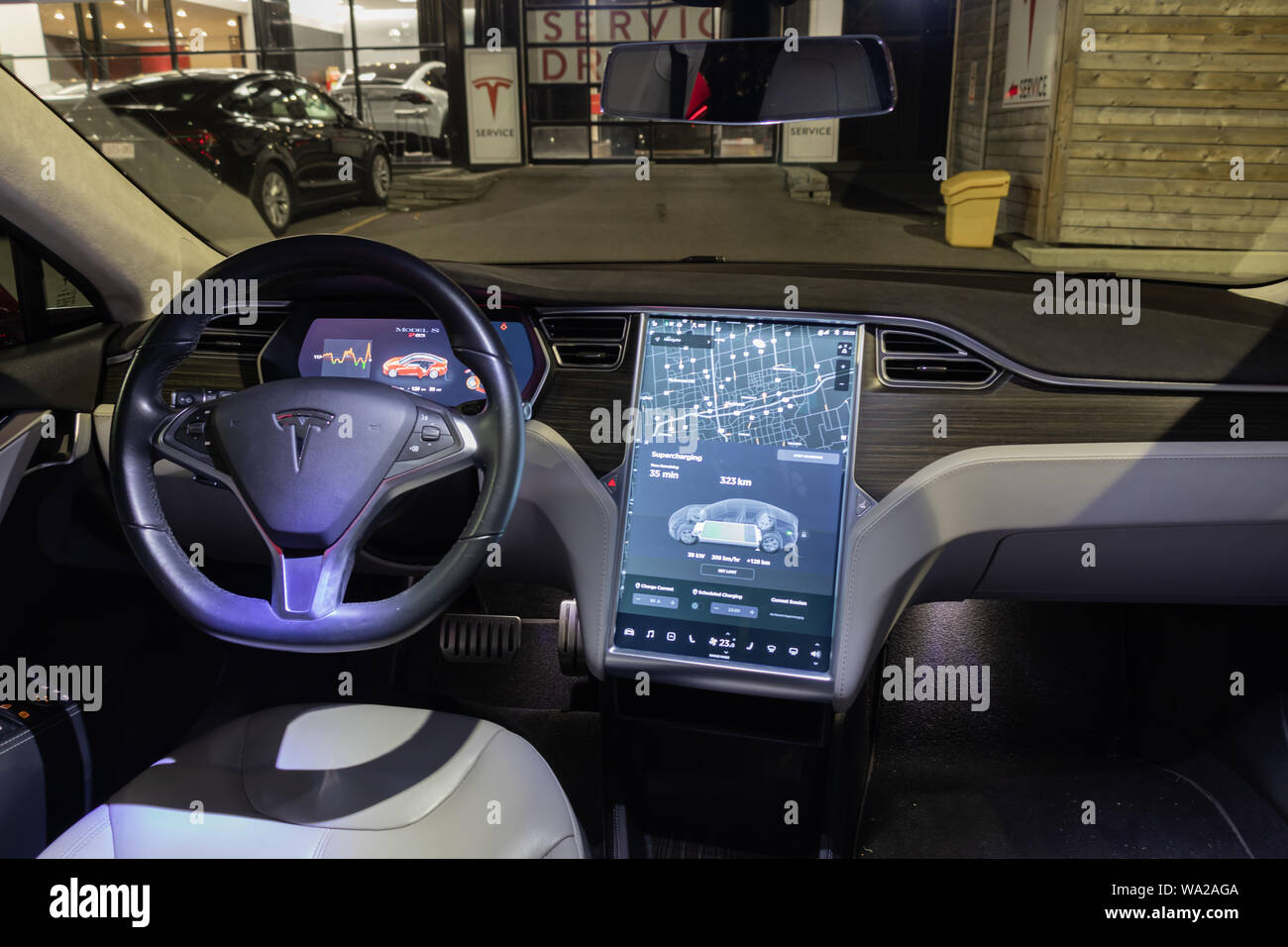À l'intérieur de Tesla Model S vu une nuit alors que le véhicule est en charge chez Tesla Supercharger au centre de service à Toronto. Banque D'Images À l'intérieur de Tesla Model S vu une nuit alors que le véhicule est en charge chez Tesla Supercharger au centre de service à Toronto. Banque D'Images
