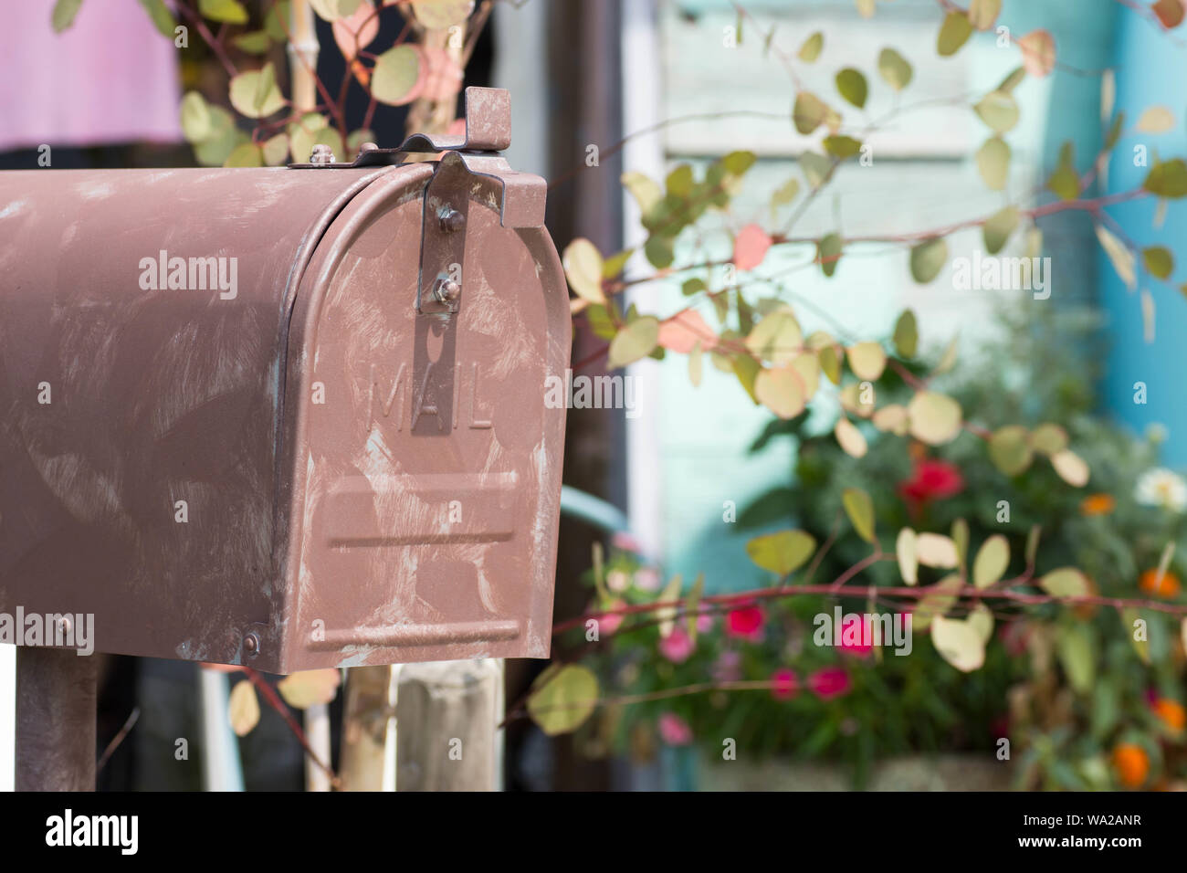 Une vieille boîte aux lettres rouillée ou post box. Banque D'Images
