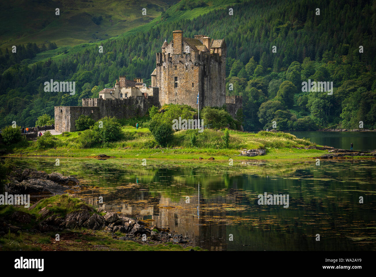 Le Château d'Eilean Donan est l'un des châteaux les plus reconnues en Ecosse et siège où trois lochs rencontrez, niché au milieu de beaux paysages des Highlands. Banque D'Images