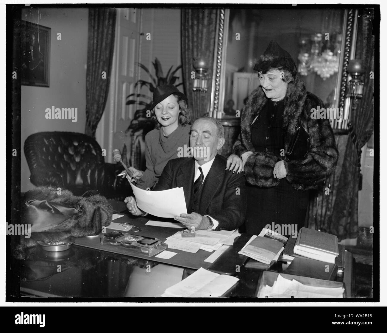 Bankheads à nouveau ensemble. Washington, D.C., le président de la Chambre, William B. Bankhead oublié ses fonctions officielles pendant un certain temps aujourd'hui de souhaiter la bienvenue à son actrice talentueuse fille, Tallulah, at the Capitol aujourd'hui. Mlle Bankhead est dans la capitale pour l'ouvrir dans une nouvelle gloire. De gauche à droite : Tallulah Bankhead, Président de la Chambre, et Mme Bankhead Banque D'Images