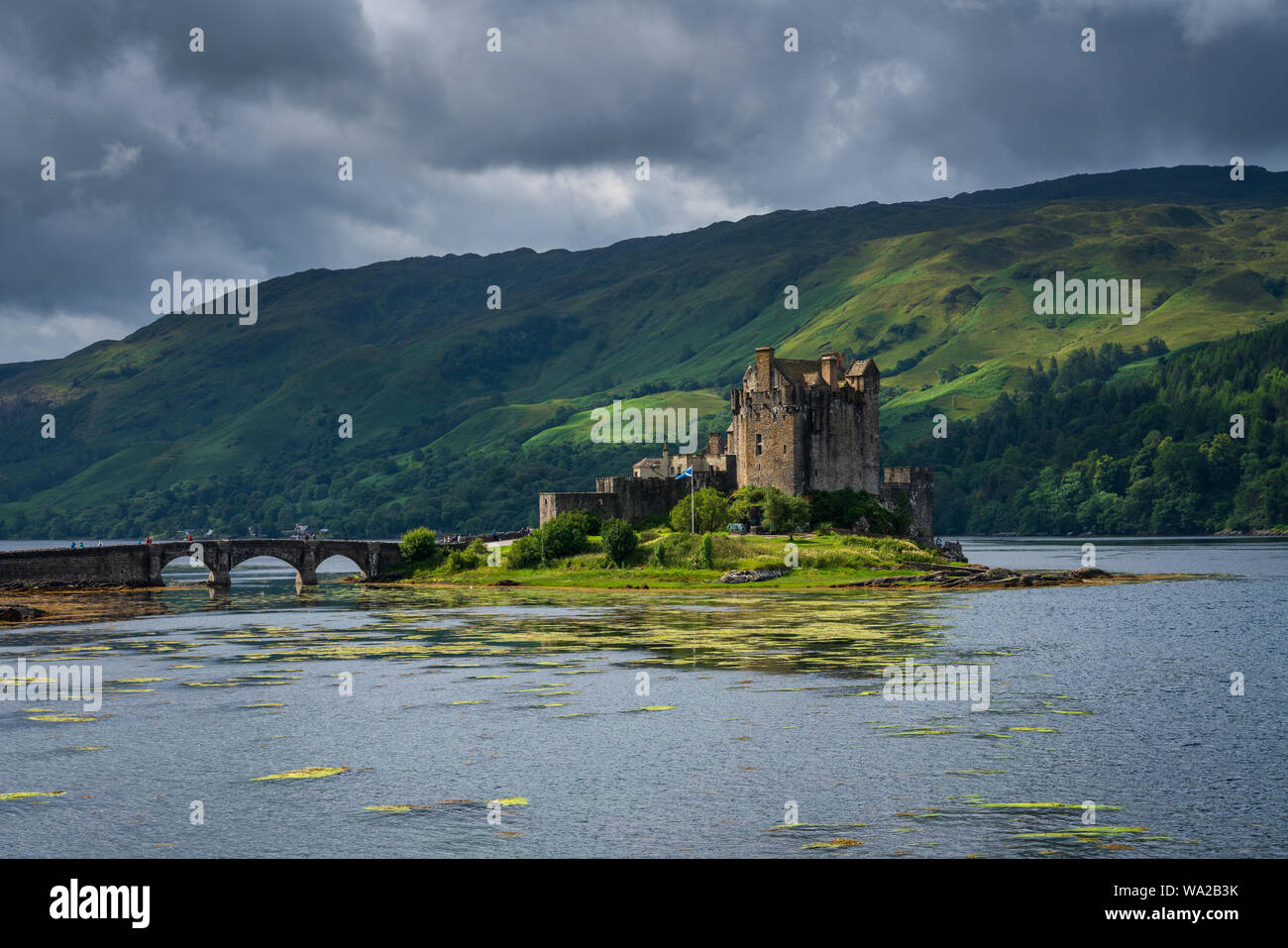 Le Château d'Eilean Donan est l'un des châteaux les plus reconnues en Ecosse et siège où trois lochs rencontrez, niché au milieu de beaux paysages des Highlands. Banque D'Images