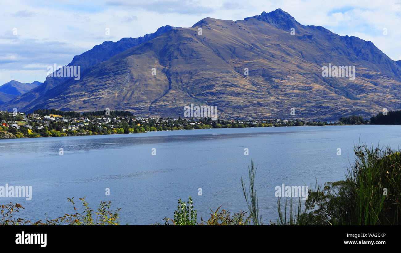 Vue de Queenstown, Nouvelle-Zélande avec vue sur la mer et les montagnes Banque D'Images