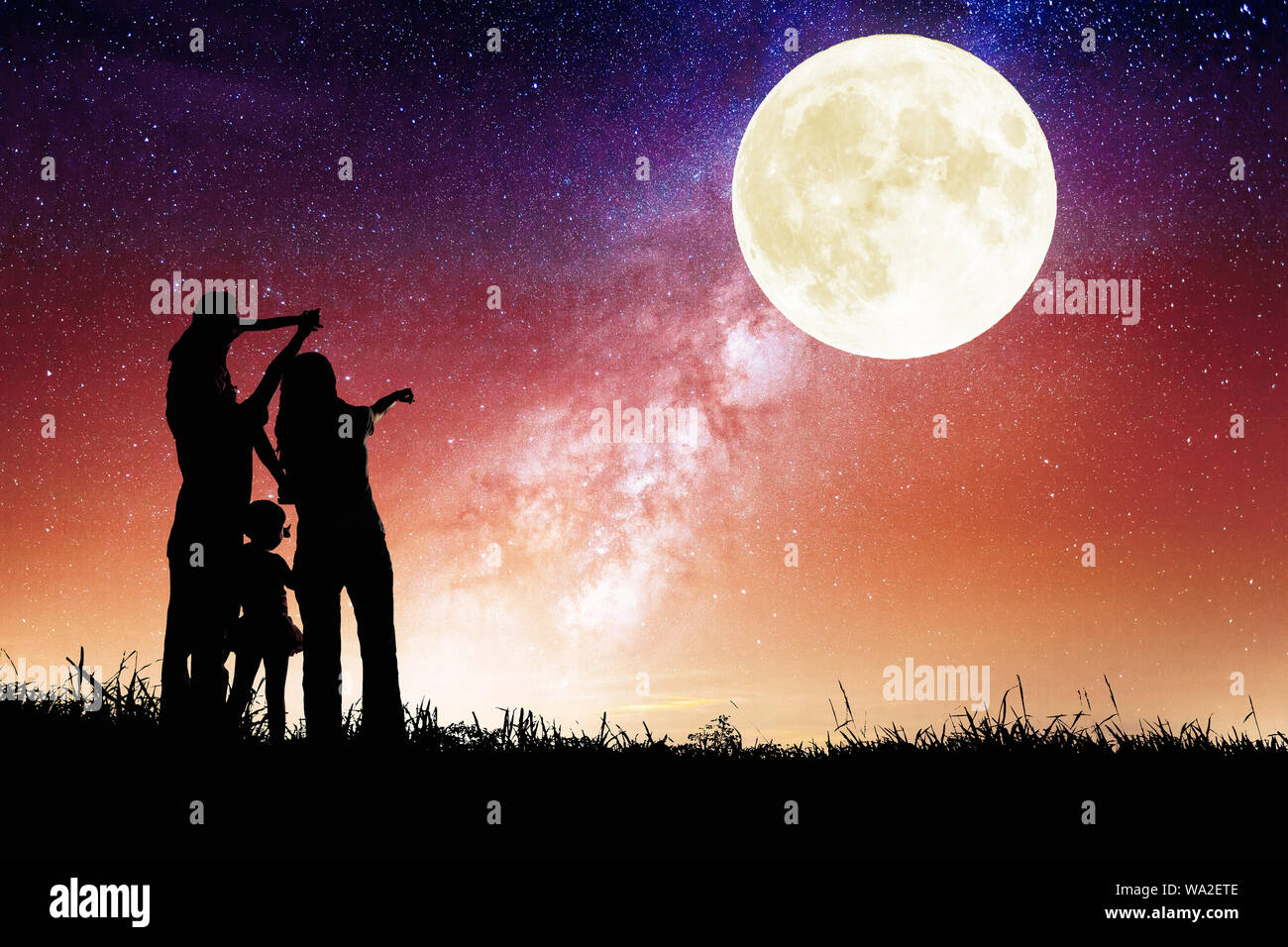 Comité permanent de la famille sur la colline et en regardant la lune.Célébrer ensemble festival mi-automne Banque D'Images