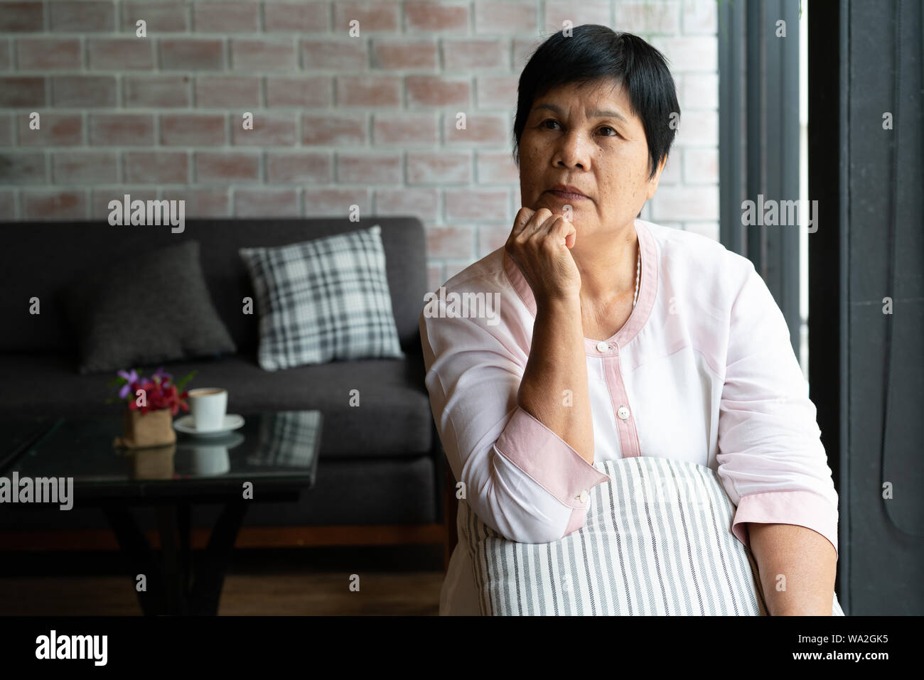 L'Asie senior femme penser et à côté, la réflexion et la demande Banque D'Images