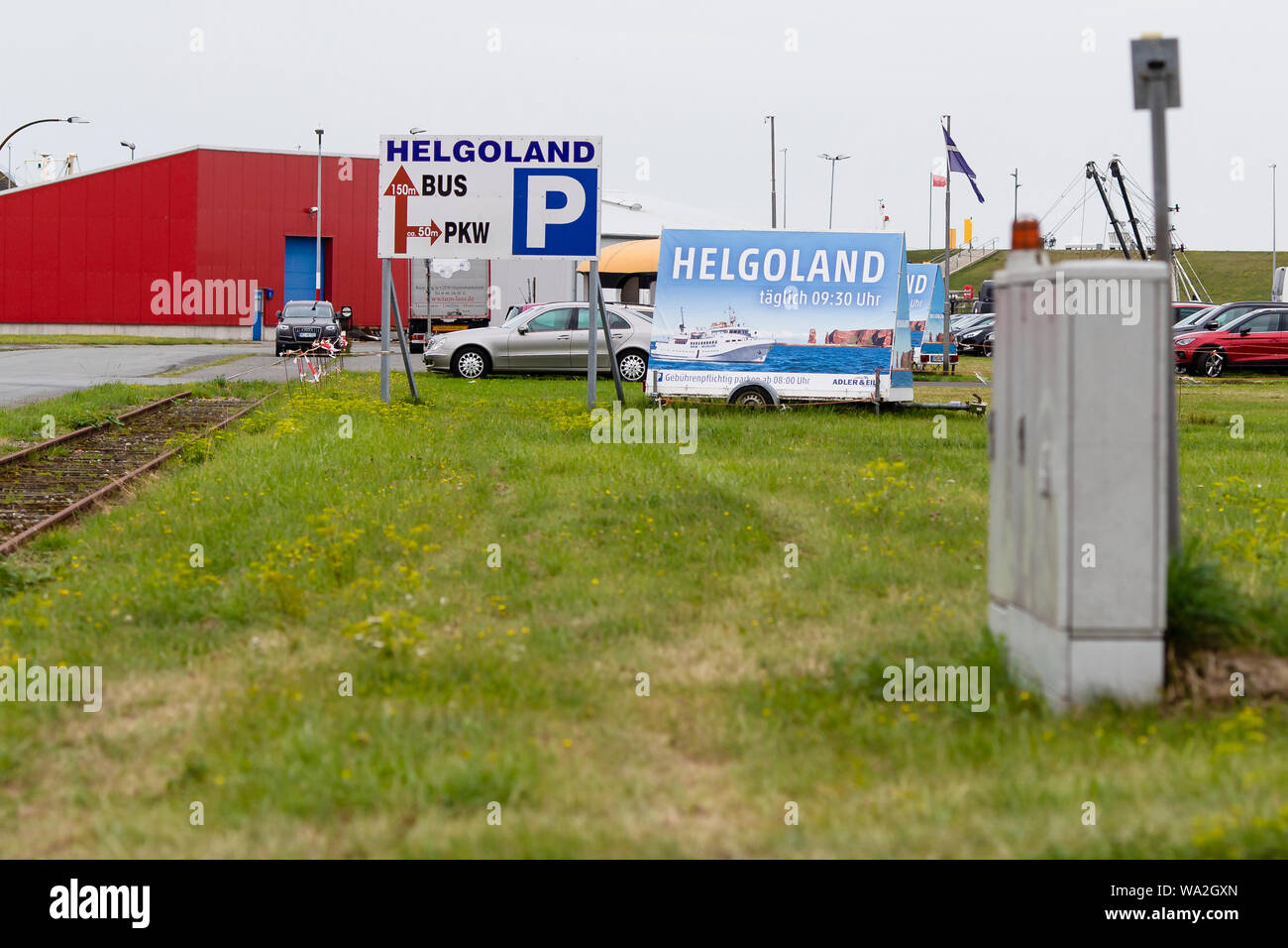 09 août 2019, le Schleswig-Holstein, Büsum : Il y a des signes dans le port de Sassnitz. Une fois qu'un jour il y a un ferry pour l'île de Helgoland. (Dpa 'Büsum est 'Dernière sortie à Helgoland'') Photo : Frank Molter/dpa Banque D'Images