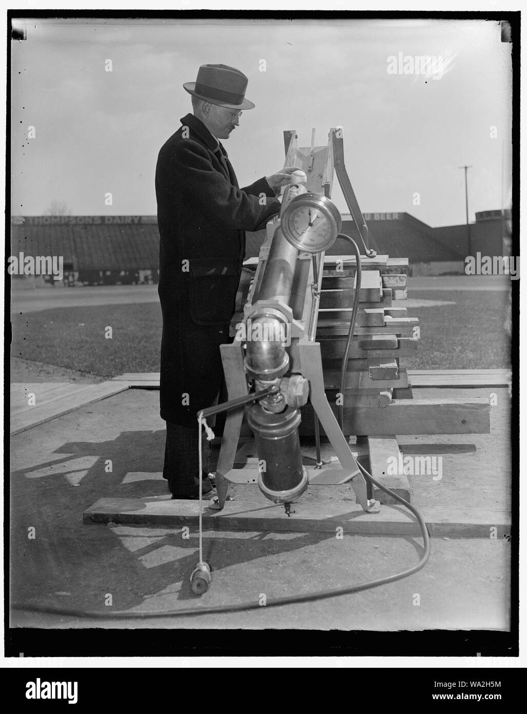 L'objet d'essai en plein air Ball. Washington, D.C., le 7 mars. L'essai du gouvernement pour la vitesse de l'American et Ligue nationale de base-ball sortit à l'air libre aujourd'hui, après avoir appris tout sur les traits des granulés au sein du laboratoire. Le Bureau de normalisation, c'est transporté à l'attirail Griffith Stadium à laisser les baseballs être tourné à partir de leur fusil et voler où ils peuvent. W.C. Mock, du Bureau des normes est indiqué d'effectuer le test, 3/7/38 Banque D'Images