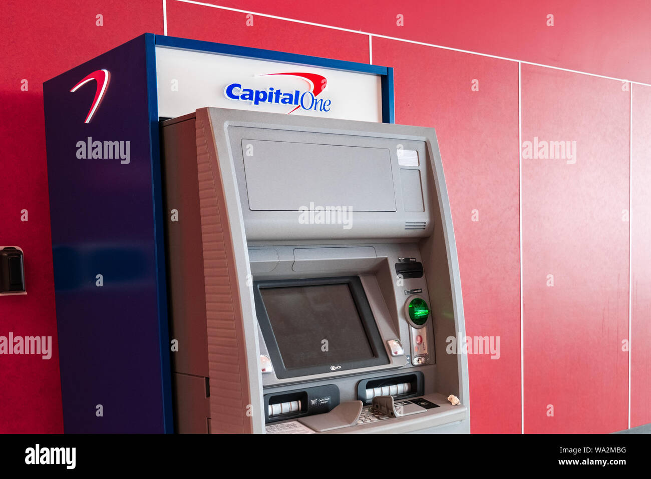 16 août 2019 Sunnyvale / CA / USA - CapitalOne ATM ; Capital One Financial Corporation est une société de portefeuille bancaire spécialisé dans les cartes de crédit, auto Banque D'Images