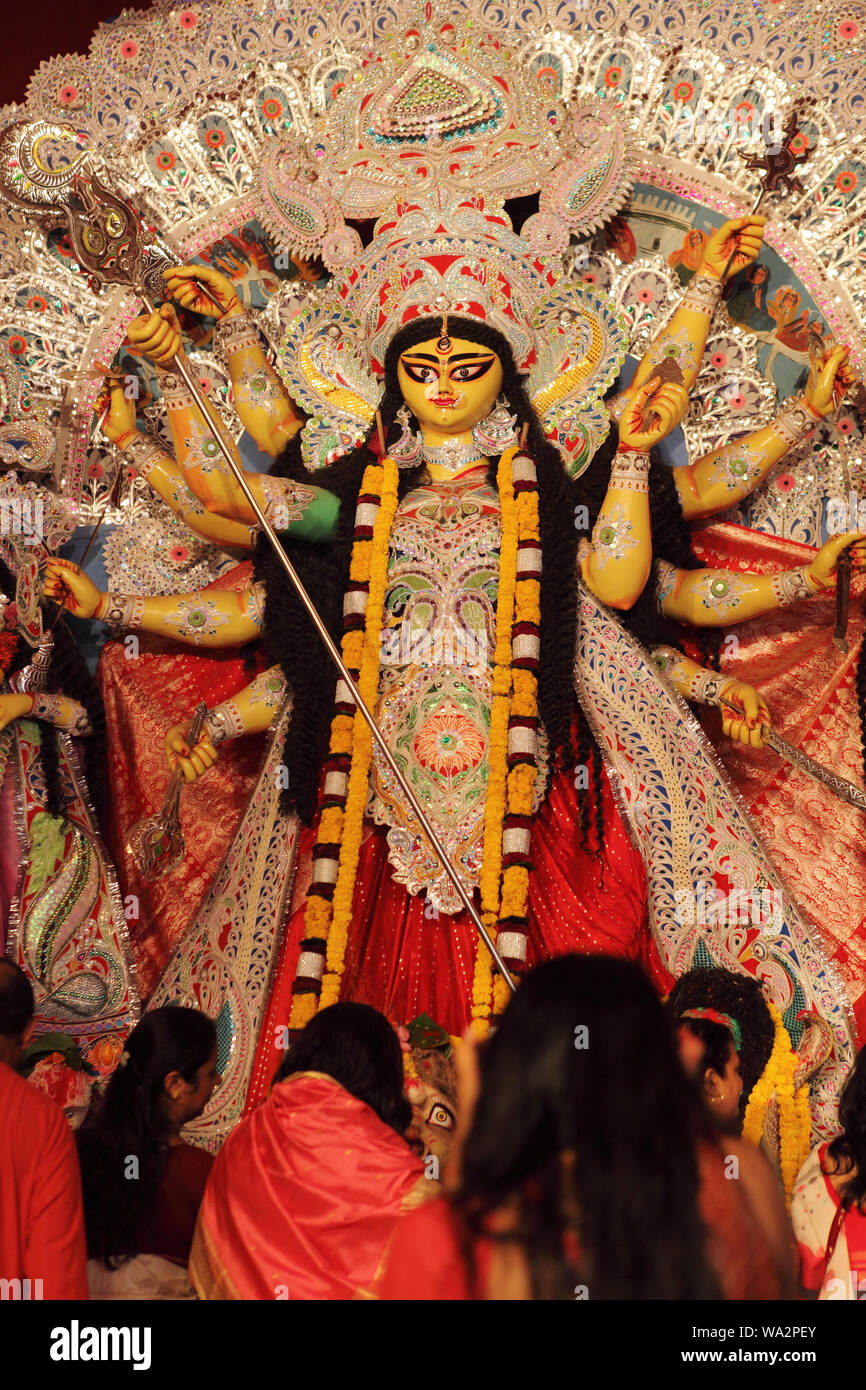 Les gens adorent la Déesse Durga dans un temple, Kolkata, West Bengal, India Banque D'Images