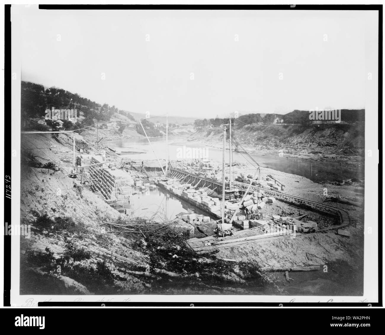 Big Sandy River, W. Va. Et Ky.--Lock à Louisa, Ky.--Vue du W. Va. shore ci-dessous site de blocage / photo par E.J. Carpenter. Banque D'Images