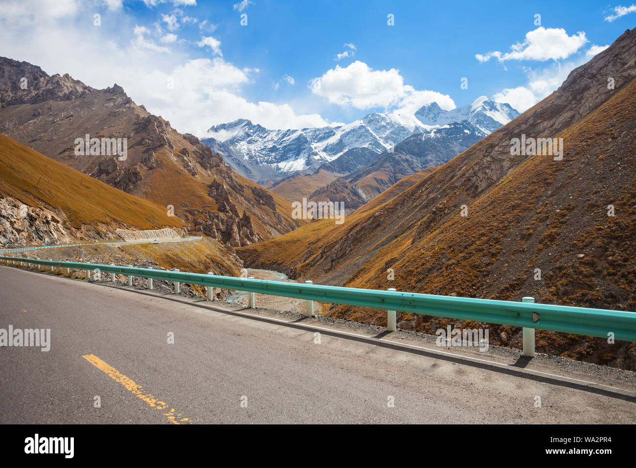 Xinjiang tianshan montagnes paysage Banque D'Images