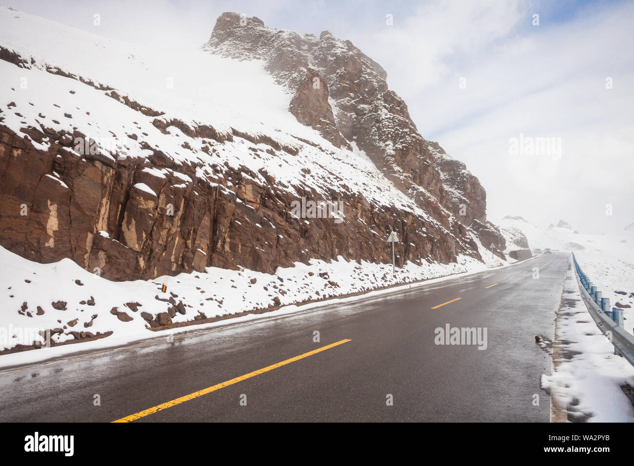 Route de montagne neige paysage Banque D'Images