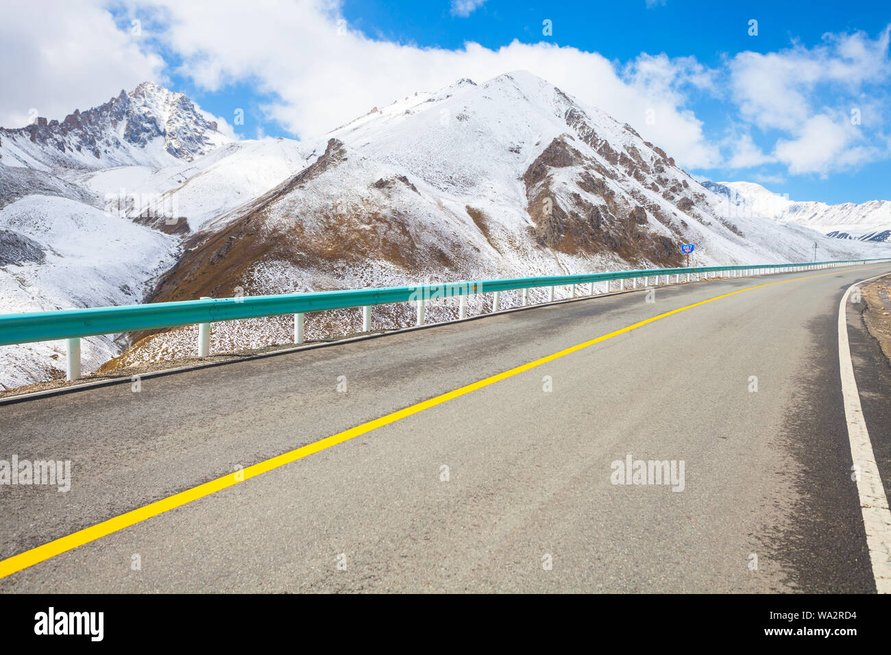 Route de montagne neige paysage Banque D'Images