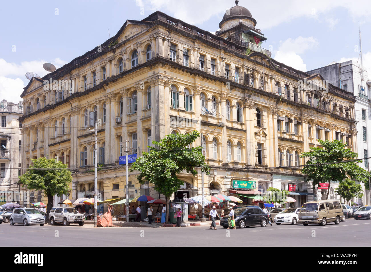 Yangon, Myanmar-May 8e 2014 : un bâtiment colonial britannique. De nombreux bâtiments restent de l'époque coloniale. Banque D'Images