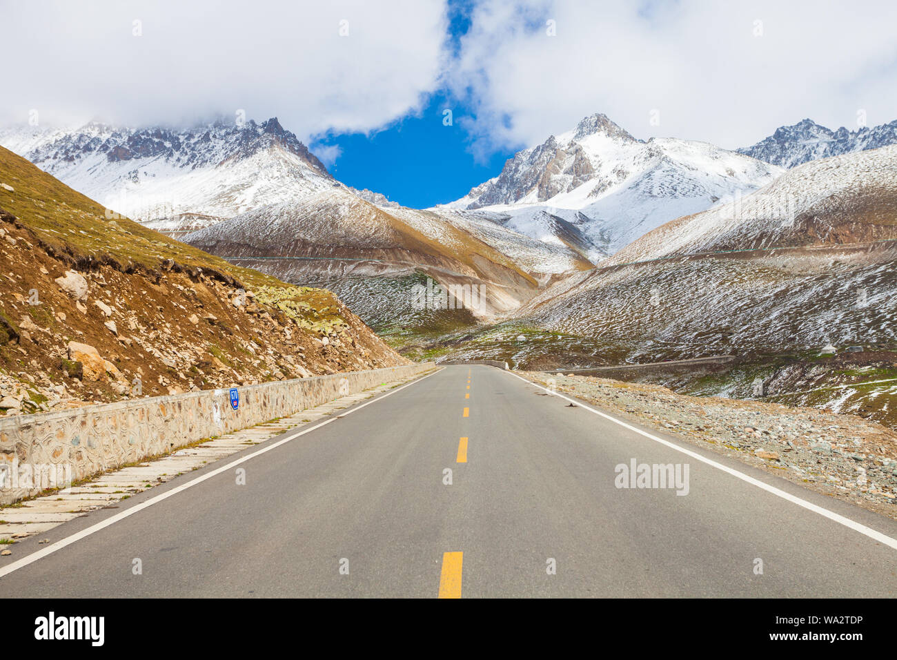 Route de montagne neige paysage Banque D'Images