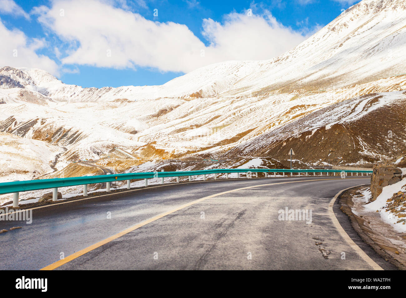 Route de montagne neige paysage Banque D'Images