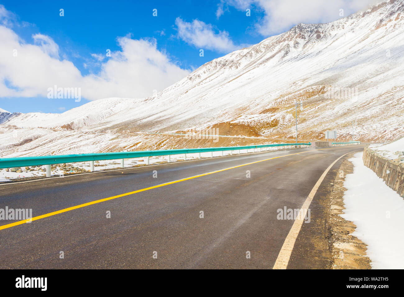 Route de montagne neige paysage Banque D'Images