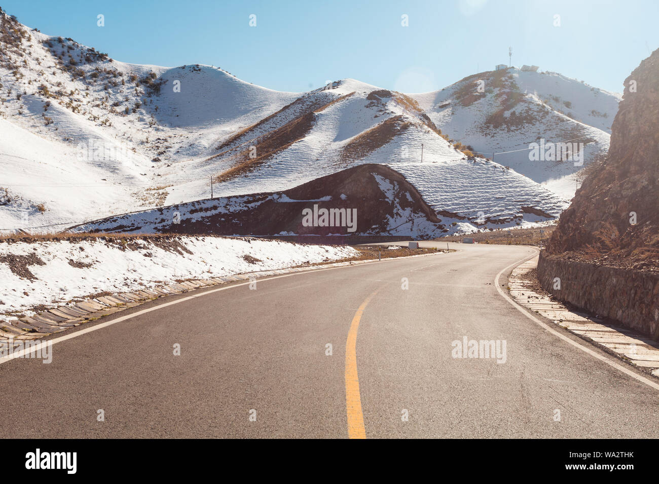 Route de montagne neige paysage Banque D'Images