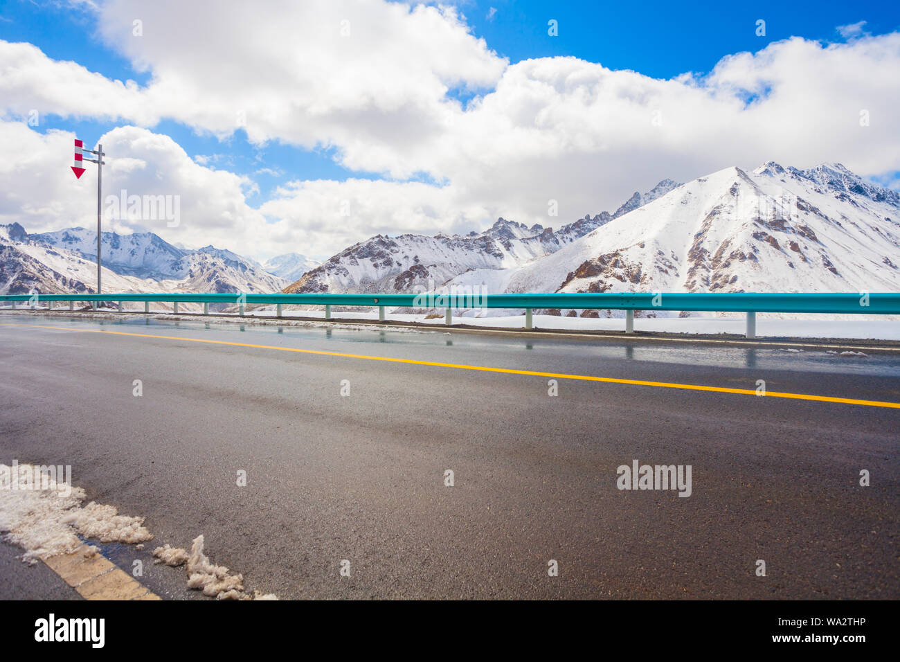 Route de montagne neige paysage Banque D'Images
