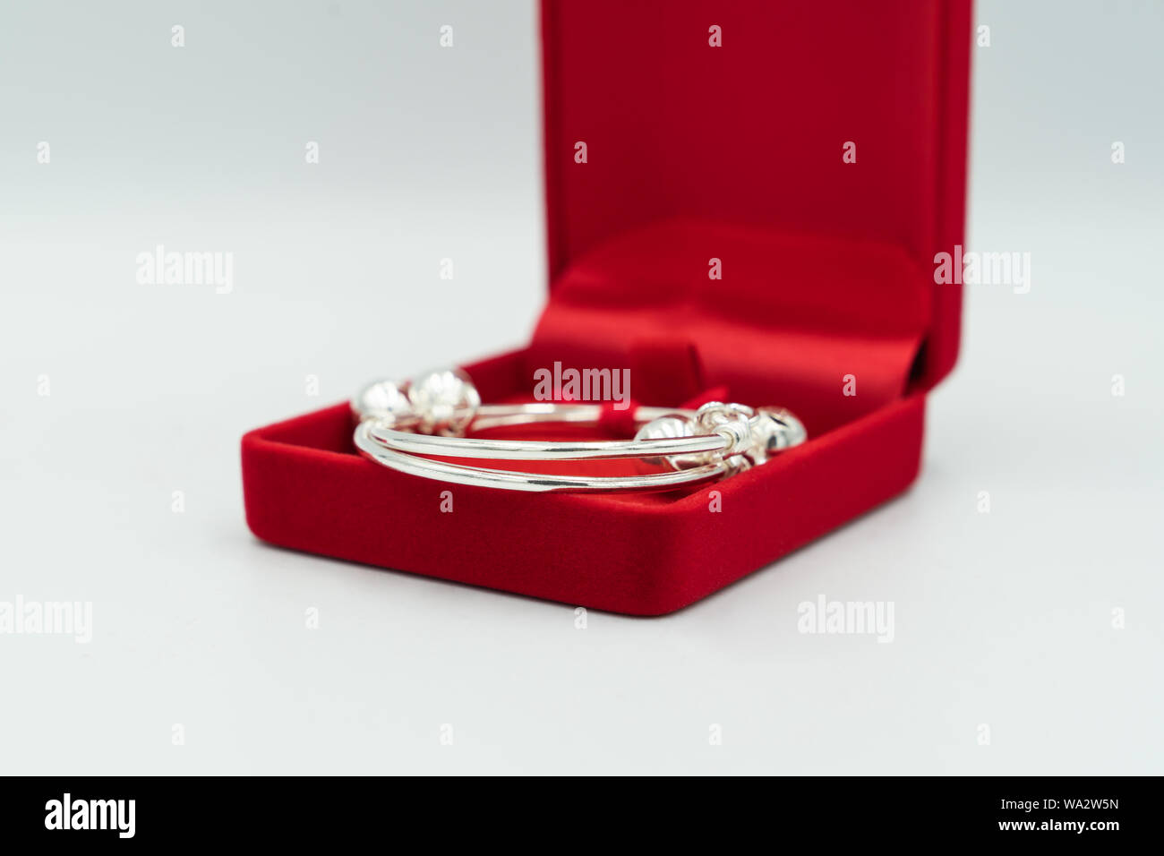 Bébé Cadeaux est argent bracelet de luxe en boîte rouge, sur fond blanc. Banque D'Images