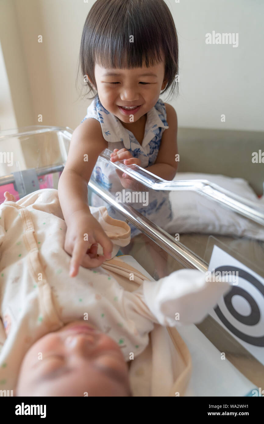 Petite Soeur Asiatique Prendre Soin Que Le Nouveau Ne De Frere Fille Mignonne Et New Born Baby Boy Vous Detendre A L Interieur Lit D Hopital Apres La Naissance Tout Petit Enfant Nouvelle Reunion Sib Photo Petite Soeur Asiatique Prendre Soin Que Le Nouveau Ne De Frere Fille Mignonne Et New Born Baby Boy Vous Detendre A L Interieur Lit D Hopital Apres La Naissance Tout Petit Enfant Nouvelle Reunion Sib Photo