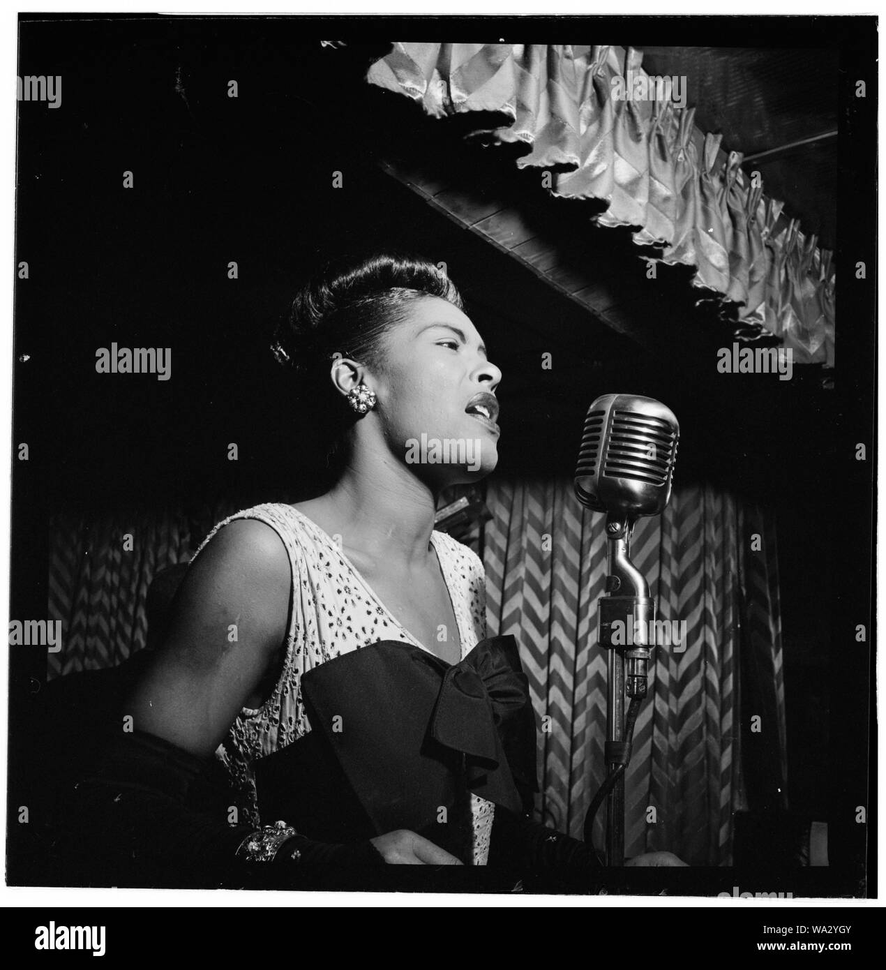 Billie Holiday au Downbeat club, un club de jazz dans la ville de New York. Banque D'Images