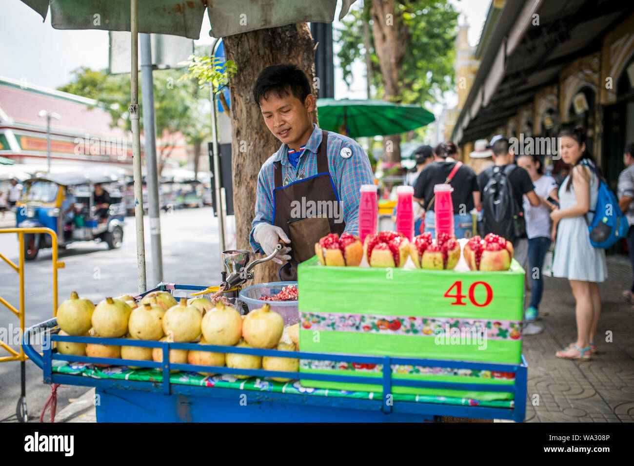 Bangkok, Thaïlande - 27 octobre 2016 : Un homme non identifié la vente de jus frais dans les rues de Bangkok, Thaïlande. Banque D'Images