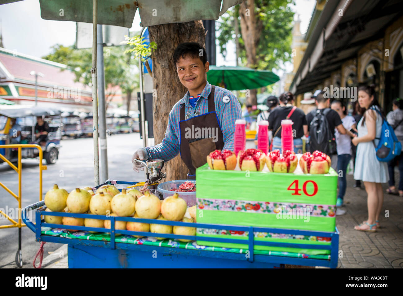 Bangkok, Thaïlande - 27 octobre 2016 : Un homme non identifié la vente de jus frais dans les rues de Bangkok, Thaïlande. Banque D'Images