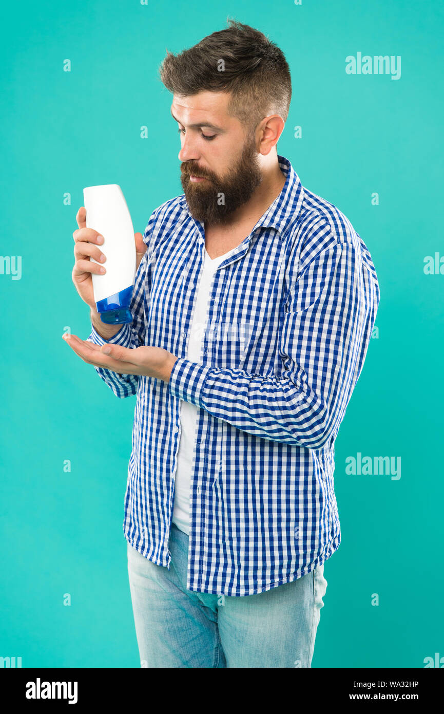 Shampoing pour usage quotidien. Lotion pour la peau. Shampoing et après que vous choisissez peut faire toute la différence dans les cheveux commençant juste à racines. Cosmétiques soins du corps bain douche. Bouteille de shampoing en attente de l'homme. Soins capillaires. Banque D'Images Shampoing pour usage quotidien. Lotion pour la peau. Shampoing et après que vous choisissez peut faire toute la différence dans les cheveux commençant juste à racines. Cosmétiques soins du corps bain douche. Bouteille de shampoing en attente de l'homme. Soins capillaires. Banque D'Images