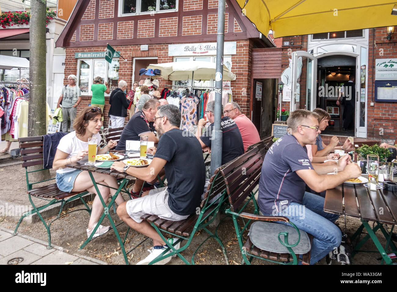 Les gens dans le bar, Altstadt de Warnemunde, Alter Strom, Rostock, Allemagne Banque D'Images