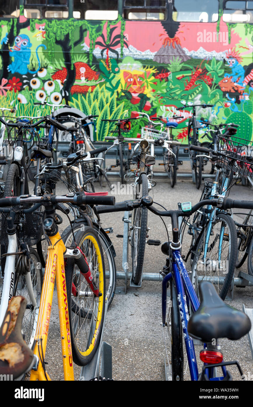 Genève, Suisse - Juillet, 08, 2019 : les vélos garés dans un bike park à côté de la gare de Cornavin. Banque D'Images