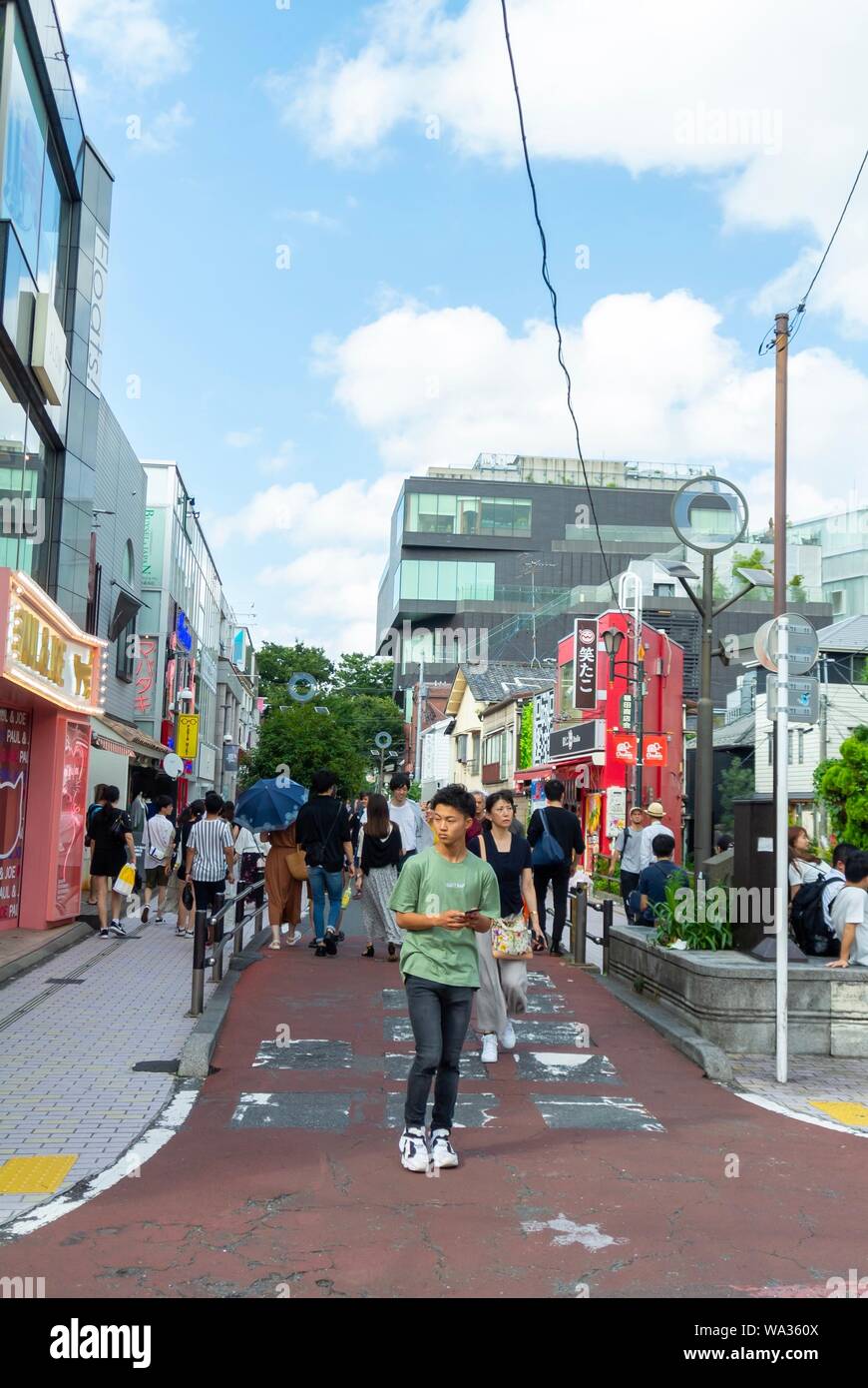 Un homme qui marche dans la rue, Harajuku, Tokyo, Japon Banque D'Images