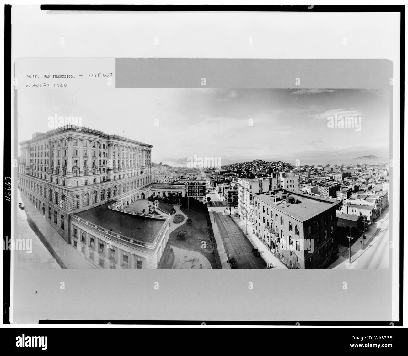 Vue d'ensemble de San Francisco, Californie, montrant une vue jusqu'à Powell Street l'hôtel Fairmont à gauche et l'île d'Alcatraz au loin] / R.J. Eaux & Co Banque D'Images
