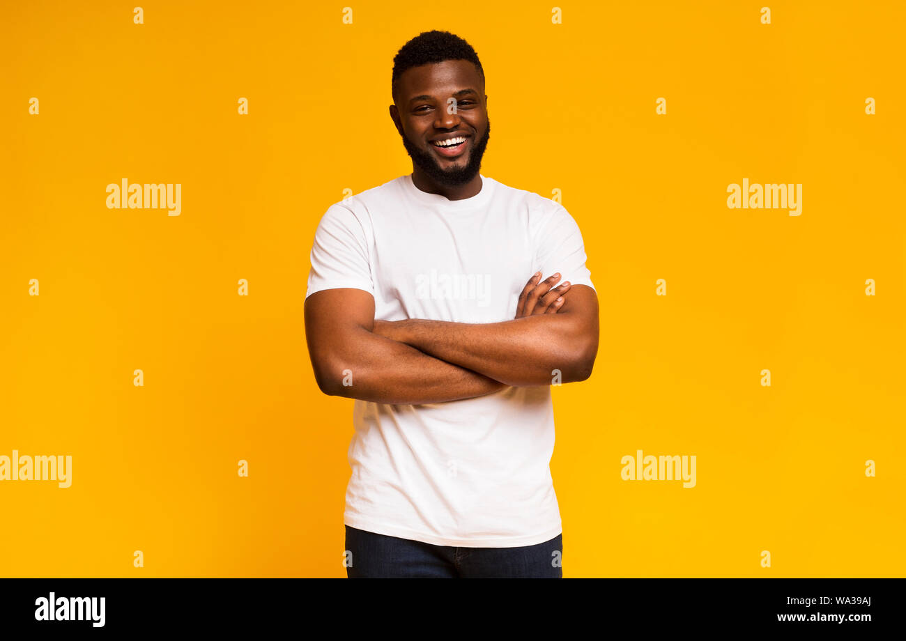 La jeune africaine homme debout, les bras croisés Banque D'Images