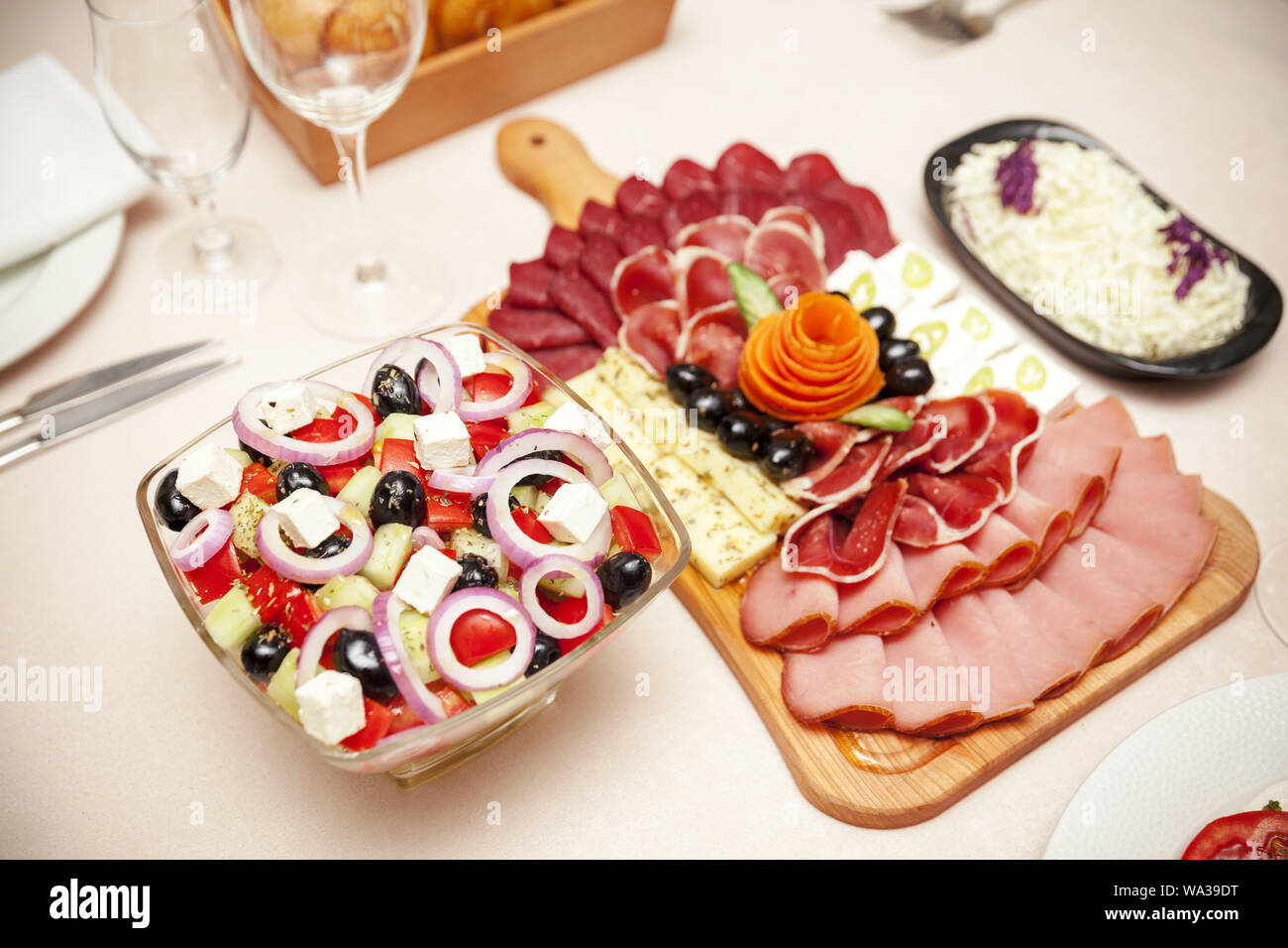 Apéritif sur la table a servi pendant quatre, vue du dessus Banque D'Images Apéritif sur la table a servi pendant quatre, vue du dessus Banque D'Images