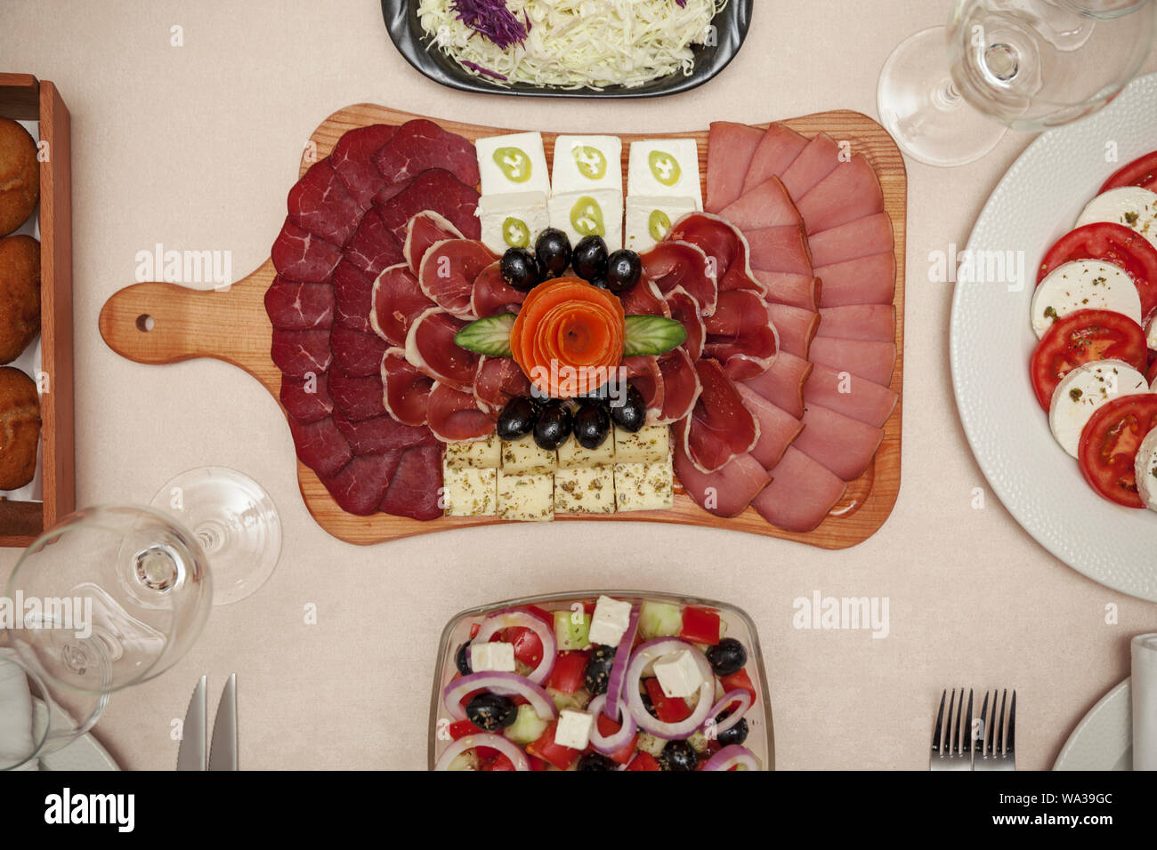 Apéritif sur la table a servi pendant quatre, vue du dessus Banque D'Images Apéritif sur la table a servi pendant quatre, vue du dessus Banque D'Images