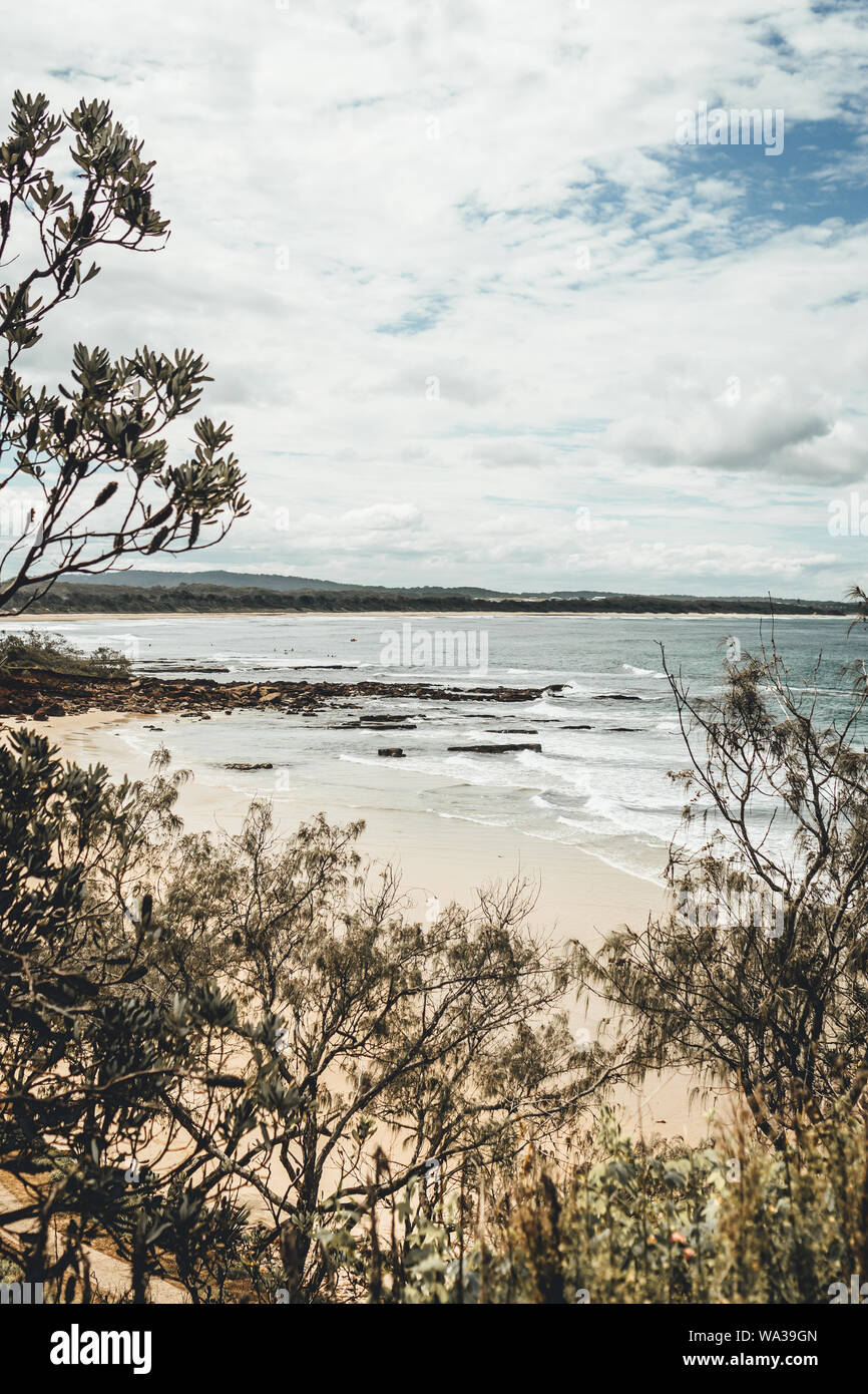 À la recherche sur Bartletts Plage, Bonny Hills sur le milieu de la côte nord de NSW, Australie. Banque D'Images