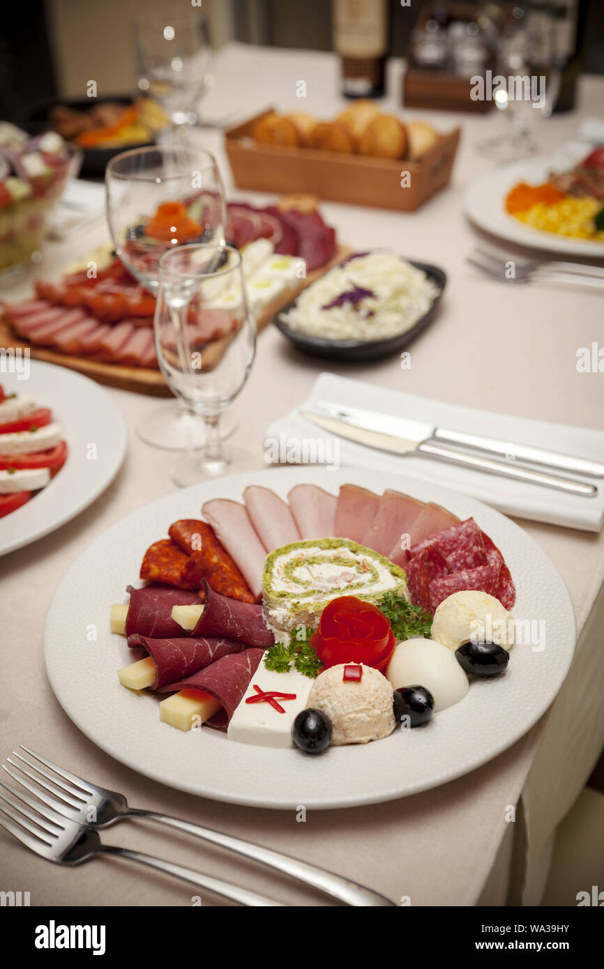 Apéritif sur la table a servi pendant quatre, vue du dessus Banque D'Images Apéritif sur la table a servi pendant quatre, vue du dessus Banque D'Images