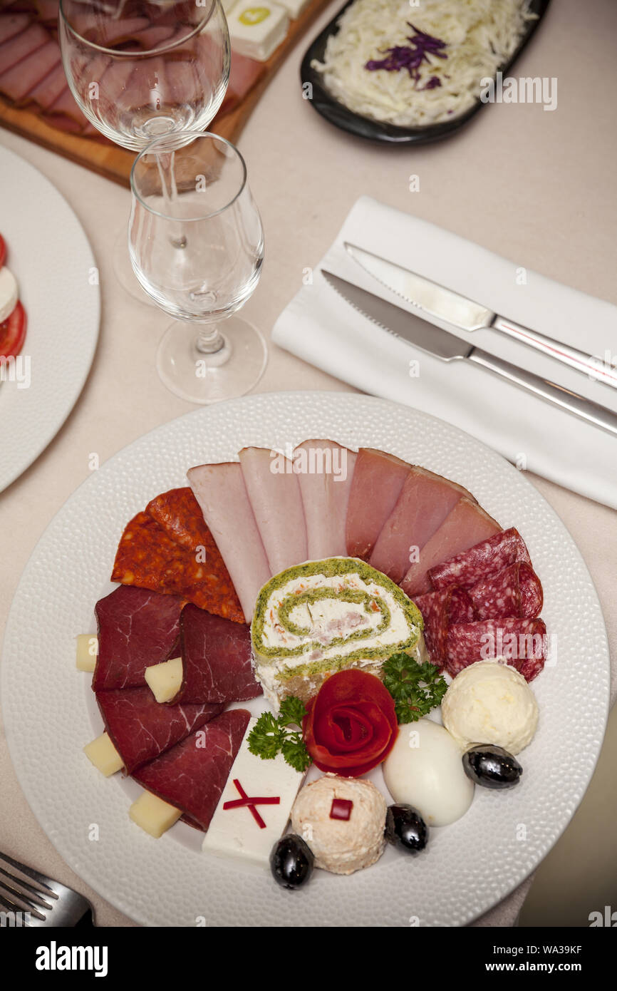 Apéritif sur la table a servi pendant quatre, vue du dessus Banque D'Images Apéritif sur la table a servi pendant quatre, vue du dessus Banque D'Images