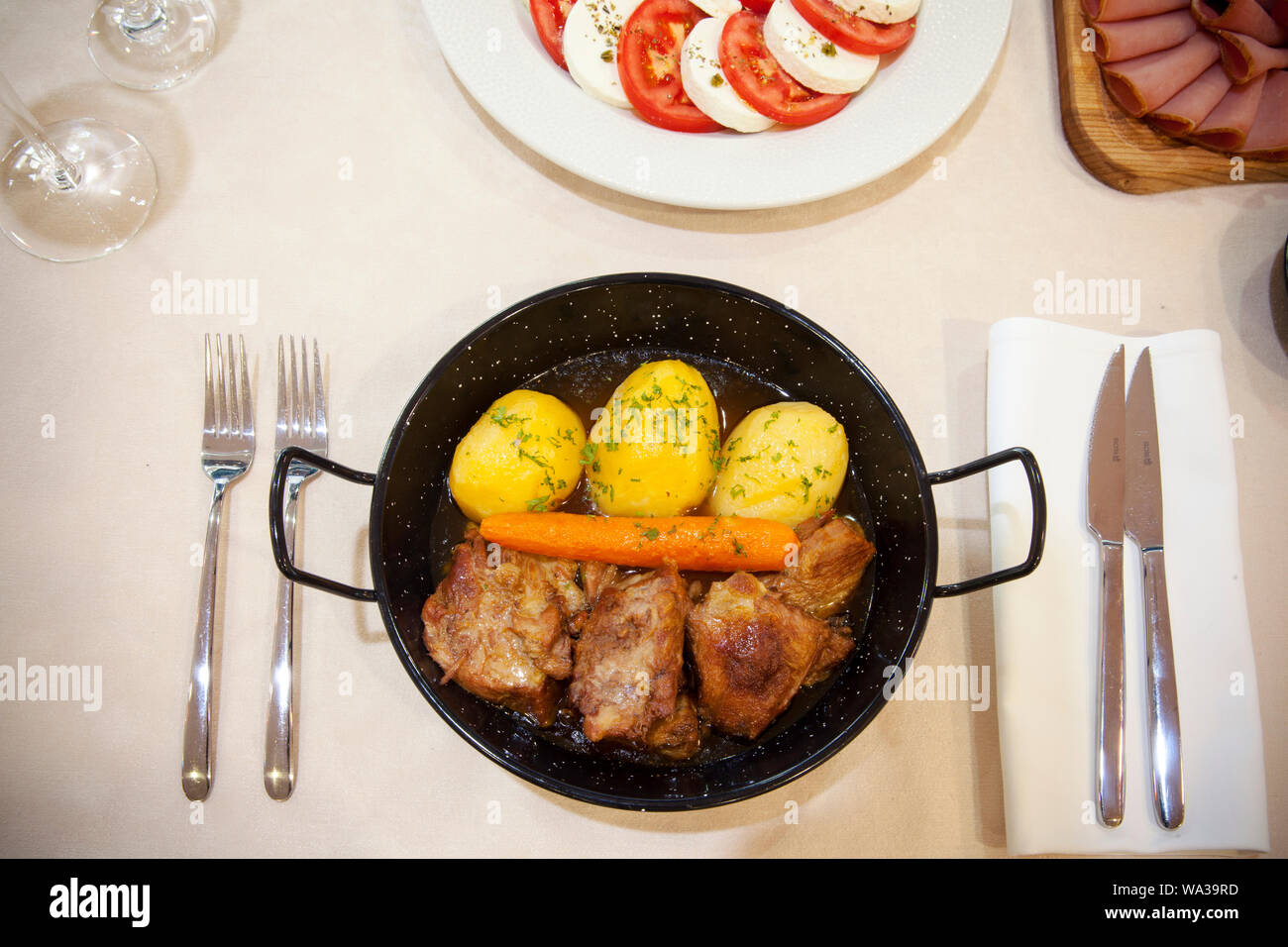 Bœuf cuit avec des pommes de terre et les carottes servi dans un récipient en métal, vue du dessus Banque D'Images Bœuf cuit avec des pommes de terre et les carottes servi dans un récipient en métal, vue du dessus Banque D'Images