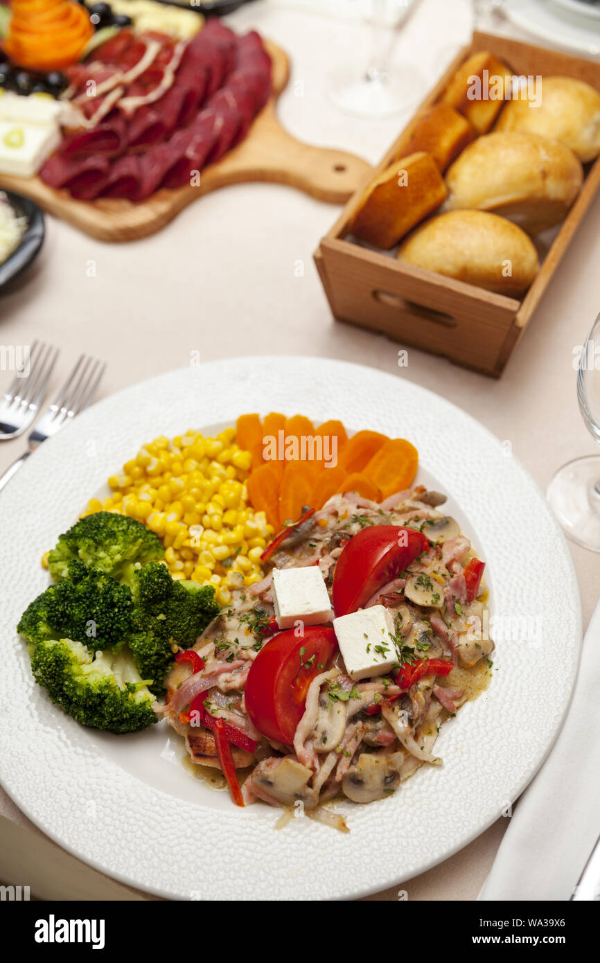 Repas végétarien de légumes divers, servi sur la table Banque D'Images Repas végétarien de légumes divers, servi sur la table Banque D'Images