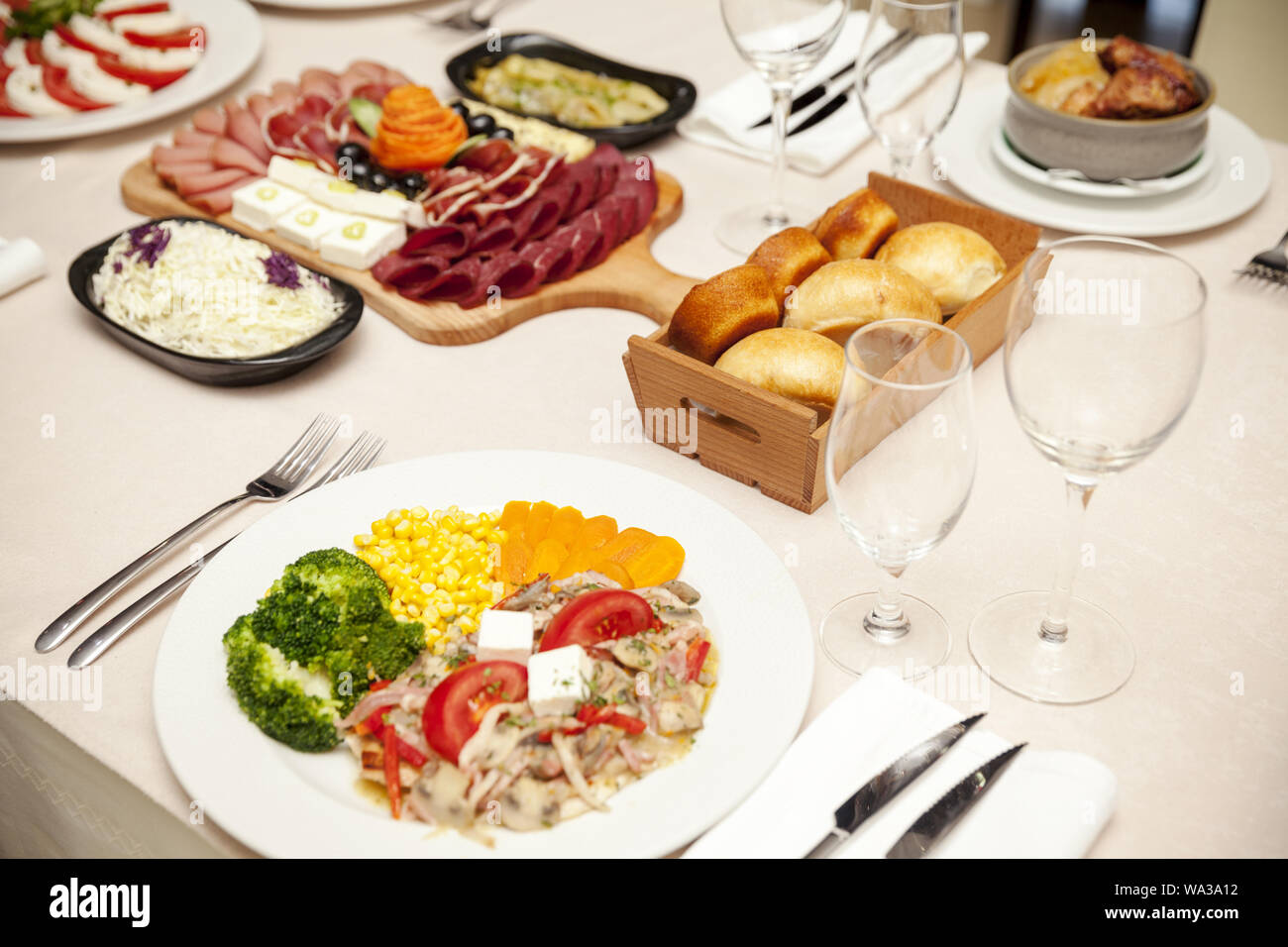 Repas végétarien de légumes divers, servi sur la table Banque D'Images Repas végétarien de légumes divers, servi sur la table Banque D'Images
