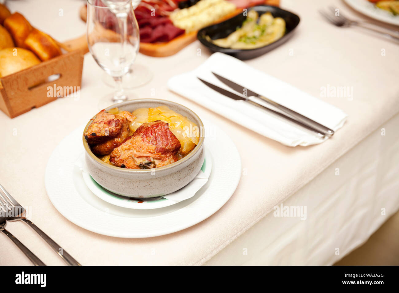 Bœuf cuit avec des pommes de terre et les carottes servi dans un récipient en métal, vue du dessus Banque D'Images Bœuf cuit avec des pommes de terre et les carottes servi dans un récipient en métal, vue du dessus Banque D'Images