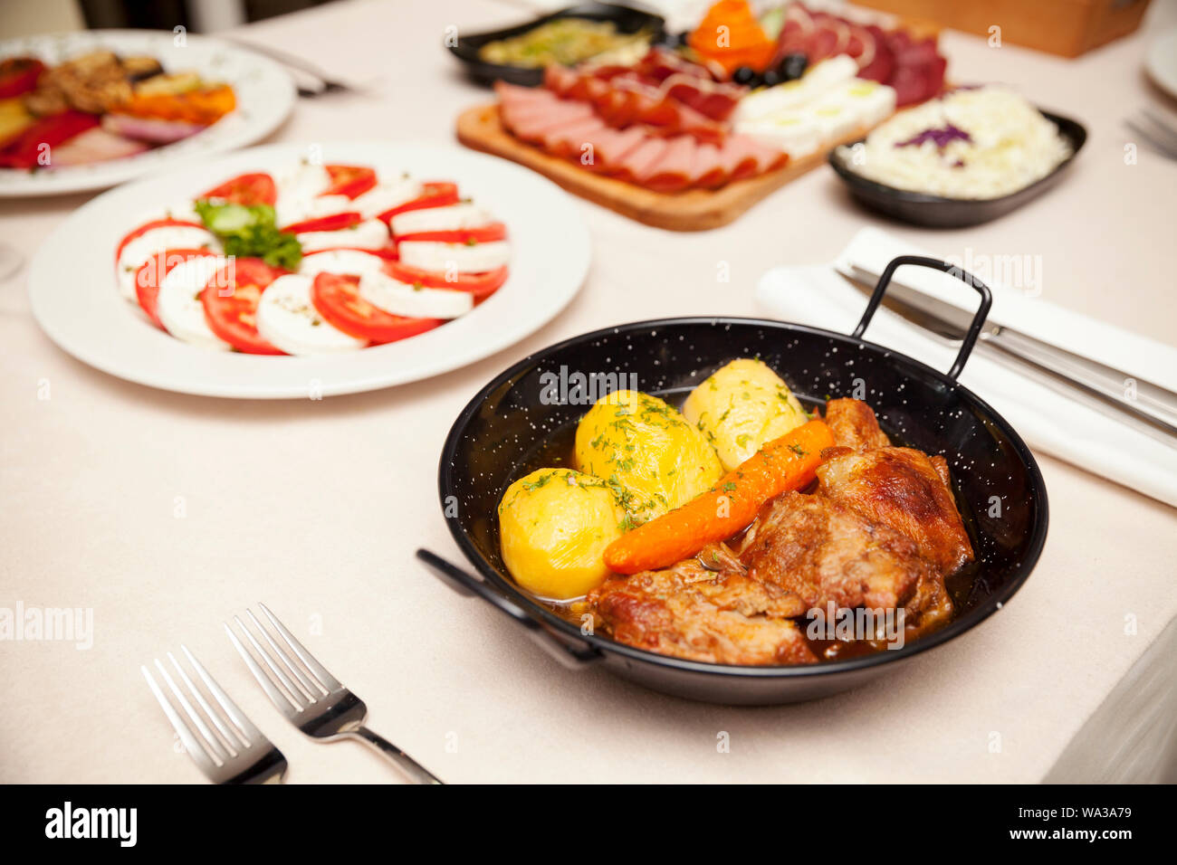 Bœuf cuit avec des pommes de terre et les carottes servi dans un récipient en métal, vue du dessus Banque D'Images Bœuf cuit avec des pommes de terre et les carottes servi dans un récipient en métal, vue du dessus Banque D'Images