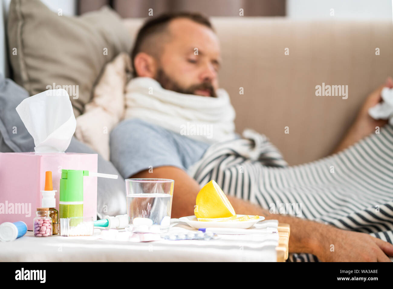 Concept à haute température. L'homme sent mauvais mal. Comment apporter de la fièvre vers le bas. Les symptômes du rhume et les causes. Homme malade avec la grippe. Maintenez l'homme thermomètre. Mesurer le tem Banque D'Images Concept à haute température. L'homme sent mauvais mal. Comment apporter de la fièvre vers le bas. Les symptômes du rhume et les causes. Homme malade avec la grippe. Maintenez l'homme thermomètre. Mesurer le tem Banque D'Images