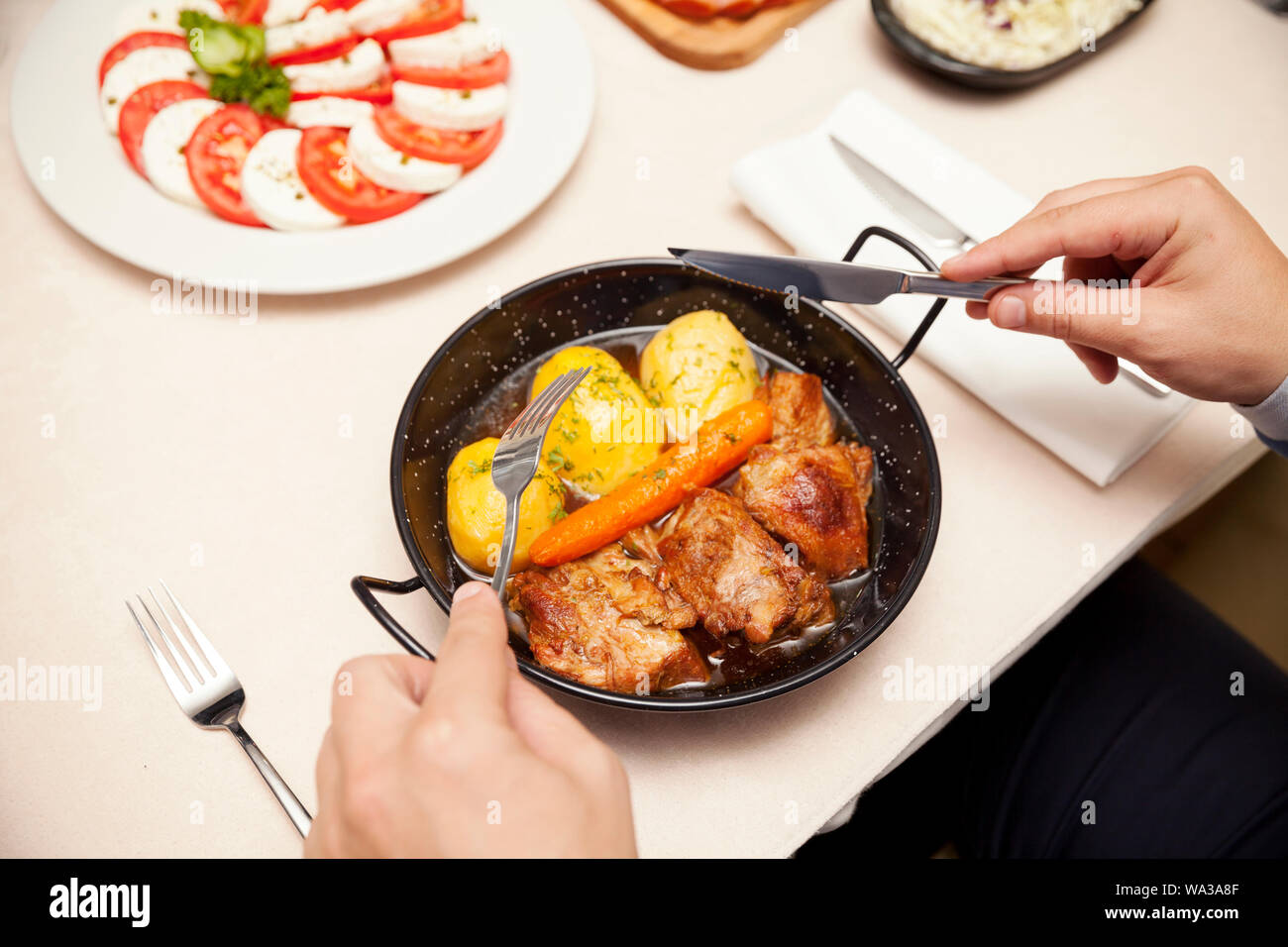 Bœuf cuit avec des pommes de terre et les carottes servi dans un récipient en métal, vue du dessus Banque D'Images Bœuf cuit avec des pommes de terre et les carottes servi dans un récipient en métal, vue du dessus Banque D'Images