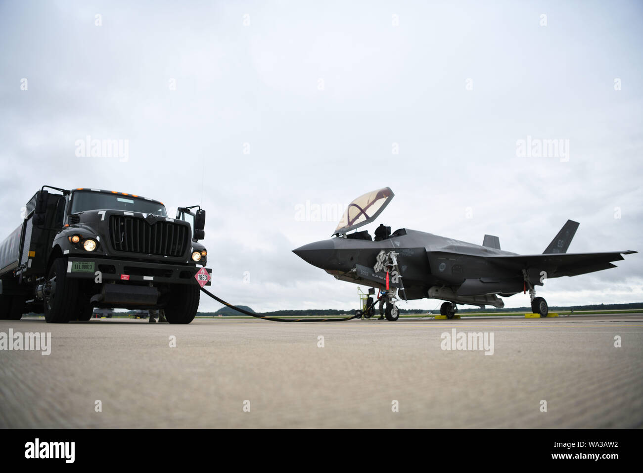 Les aviateurs de l'US Air Force affectée à la 33e Escadre de chasse de carburant Un F-35A Lightning II, au cours de l'exercice de la foudre du Nord à Volk Field, Wisconsin, 14 août 2019. La foudre du nord regroupe 20 unités différentes pour plan de formation de la force totale de la prochaine génération de la supériorité aérienne. (U.S. Air Force photo par un membre de la 1re classe Heather Léveillé) Banque D'Images