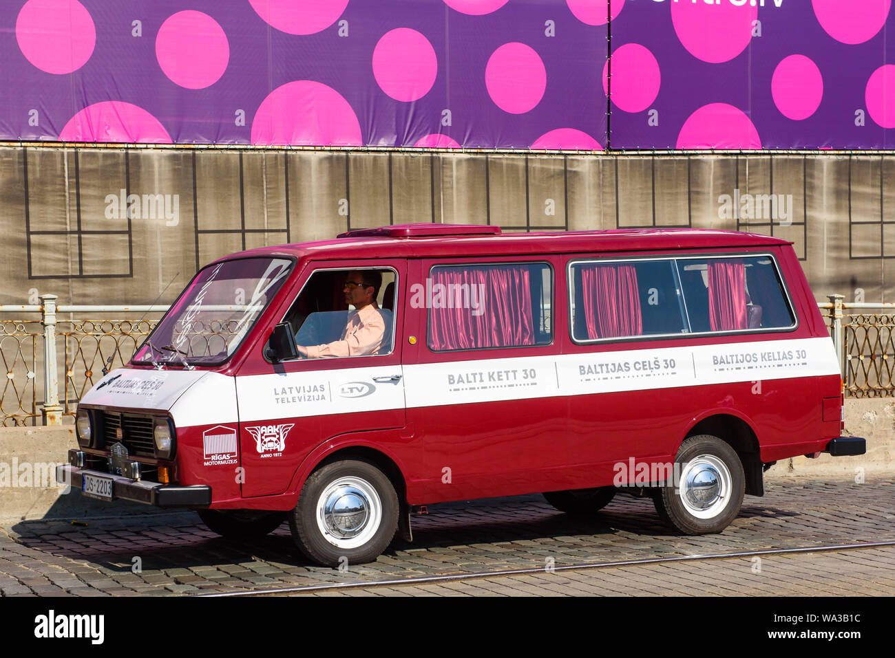 RIGA, Lettonie. Août 17, 2019. Retro 2019 Riga - événement dédié à la 30e anniversaire de la Voie balte. Défilé de véhicules rétro de plus de 100 voitures/Ivuskans Crédit : Gints Alamy Live News Banque D'Images