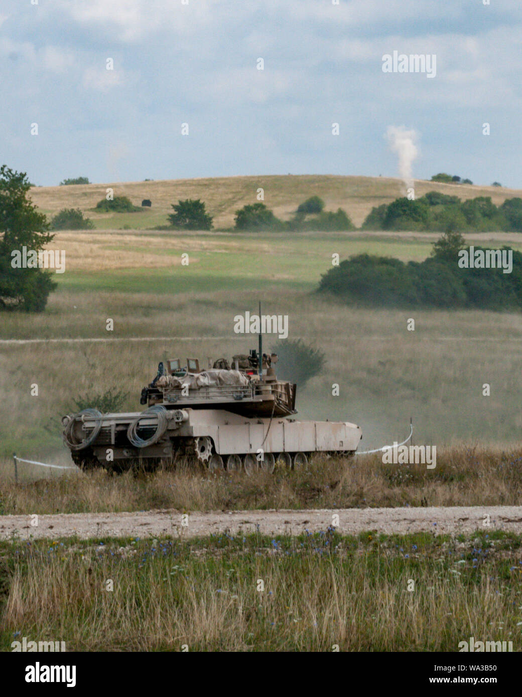 D'un M1 Abrams tank appartenant au 3e Bataillon, 66e régiment de blindés, 1st Armored Brigade Combat Team, 1re Division d'infanterie, tire sur des cibles pop-up pendant un exercice d'entraînement interarmes sur une gamme à Grafenwoehr Domaine de formation, l'Allemagne, le 8 août 2019. Cet exercice fait partie de l'ABCT 1événement de formation finale avant de participer à résoudre combiné XII. (U.S. Photo de l'armée par le sergent. Adam Decker) Banque D'Images